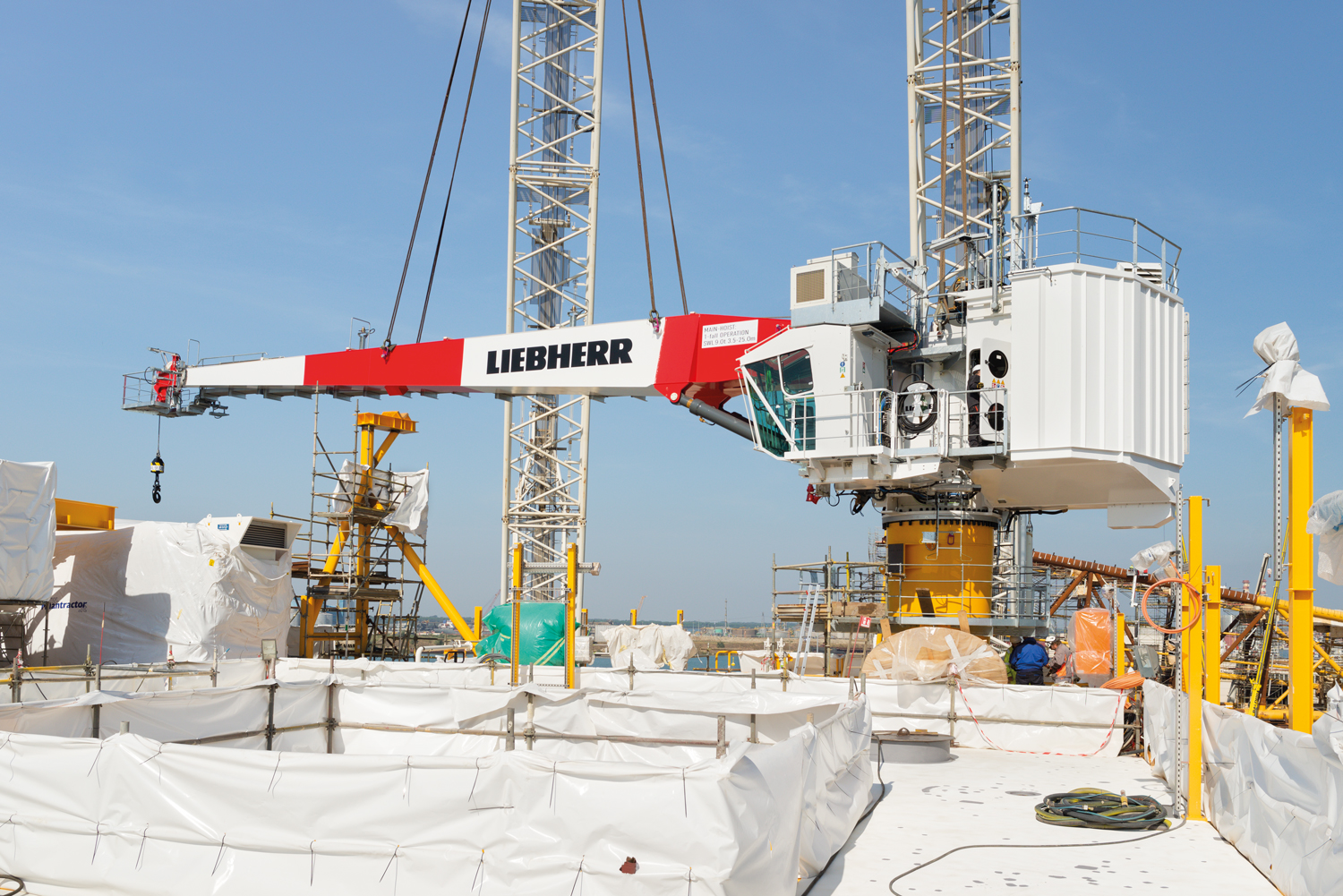 Total Energies – Austral Fenix Projects: New Offshore LIEBHERR RL650 Crane